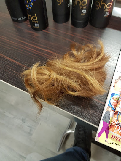 Friseurmeisterin Helvi Lehmann